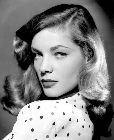 Huonekalut ja erilaiset esineet 1100- ja 1300-luvuilta tekijältä Mary Forster-Knight